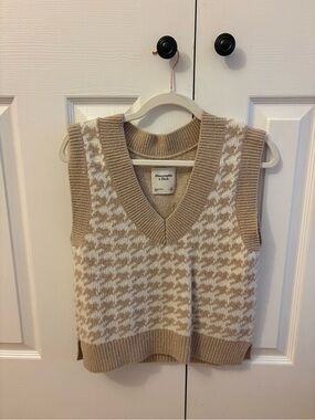 Abercrombie & Fitch Cream and Tan Houndstooth V-Neck Sweater Vest